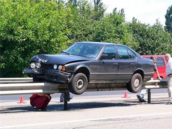 Có lẽ cảnh sát phải đau đầu lắm để tìm ra nguyên nhân tai nạn và cách lái xe của tài xế. Hay có ai đó biết điều khiển kim loại như 'dị nhân' trong phim X-men?
